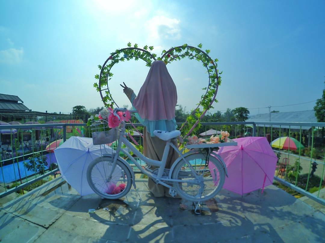 Wisata Bale Tani Jombang, 1. Air Terjun Tretes, 2. Candi Ngrimbi, 3. Goa Sigolo – Golo, 4. Goa Sriti, 5. Kedung Cinet, 6. Klenteng Hong San Kiong, 7. Gereja Mojowarno, 8. Makam Gunung Kuncung, 9. Sendang Made, 10. Sumber Penganten, 11. Tirta Wisata Keplaksari, 12. Dam Karet Sungai Brantas, 13. Masjid Agung Jombang, 14. Kelenteng Boo Hway Bio, 15. Segolo – Golo Eco Park, 16. Downhill Wana Wisata Panglungan, 17. Taman Kebon Ratu, 18. Kampoeng Djawi, 19. Kampung Durian, 20. Wana Wisata Air Sumberboto, 21. Kedung Sewu, 22. Air Terjun Sekar Pundak Sari, 23. Air Terjun Selo Lapis, 24. Air Terjun Grenjeng, 25. Air Terjun Sanggar, 26. Air Terjun Sikelip, 27. Alun – Alun Kota Jombang, 28. Ringin Contong, 29. Wisata Pujasera Kebon Rojo, 30. Air Terjun Sanggar, 31. Bukit Seloringgit, 32. Sendang Tlimo, 33. Alas Gedangan Mojoagung, 34. Waduk Jambe, 35. Embung Kudu, 36. Air Terjun Ngebleng, 37. Wisata Alam Banyu Mili, 38. Taman Ponggok Banjarsari, 39. Bukit Hijau Carangwulung, 40. Wisata Bale Tani Jombang, 41. Masjid Dr. H. Moeldoko, 42. Kawasan Makam Gus Dur, 43. Aquatics Pool, 44. Tirta Agung, 45. Banyu Biru