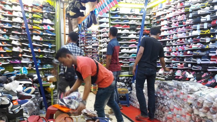 Belanja Sepatu di Taman Puring
