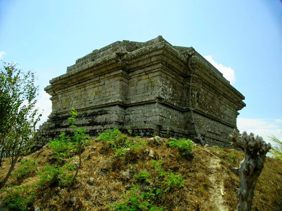 1. Taman Hutan Kota Tulungagung, 2. Kampung Susu Dinasty, 3. Taman Aloon – Aloon Tulungagung, 4. Taman Kali Ngrowo, 5. Agrowisata Belimbing, 6. Pantai Kedung Tumpang, 7. Pantai Molang, 8. Pantai Popoh, 9. Pantai Sanggar, 10. Pantai Sidem, 11. Pantai Pacar, 12. Pantai Godeg, 13. Pantai Coro, 14. Tebing Banyu Mulok, 15. Jambooland Waterpark, 16. Splash Waterpark, 17. Air Terjun Jurang Senggani, 18. Air Terjun Coban Kromo, 19. Air Terjun Kedung Simin, 20. Air Terjun Alas Kandung, 21. Air Terjun Pandan Wangi, 22. Air Terjun Lawean, 23. Candi Penampihan, 24. Candi Dadi, 25. Candi Sanggrahan, 26. Nyawangan Park, 27. Telaga Ngambal, 28. Kedung Tritis, 29. Batu Gedong, 30. Bukit Jomblo, 31. Ranu Gumbolo, 32. Pantai Gerangan, 33. Pantai Brumbun, 34. Pantai Sawah Ombo, 35. Pantai Sioro, 36. Pantai Dlodo, 37. Pantai Klatak Tulungagung , 38. Berburu Sunrise di Pantai Sine, 39. Pantai Lumbung, 40. Pantai Pathok Gebang, 41. Air Terjun Parang Kikis, 42. Jurug Tejo, 43. Gunung Budeg, 44. Candi Boyolangu, 45. Goa Selomangleng, 46. Pantai Ngalur, 47. Sungai Niyama, 48. “Pusat Oleh-oleh” Sentral Kerajinan Industri Marmer, 49. Klenteng Tjoe Tik Kiong, 50. Pantai Pucang Sawit, 51. Waduk Wonorejo, 52. Dokar Dreamland, 53. Gunung Bolo, 54. Wisata Kampung Tani, 55. Goa Pasir, 56. Pantai Gemah, 57. Pantai Patuk Gebang, 58. Pantai Dadap