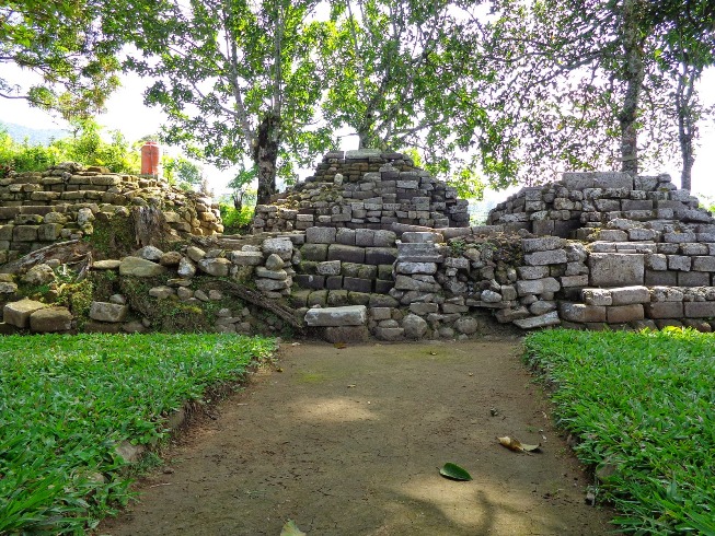 1. Taman Hutan Kota Tulungagung, 2. Kampung Susu Dinasty, 3. Taman Aloon – Aloon Tulungagung, 4. Taman Kali Ngrowo, 5. Agrowisata Belimbing, 6. Pantai Kedung Tumpang, 7. Pantai Molang, 8. Pantai Popoh, 9. Pantai Sanggar, 10. Pantai Sidem, 11. Pantai Pacar, 12. Pantai Godeg, 13. Pantai Coro, 14. Tebing Banyu Mulok, 15. Jambooland Waterpark, 16. Splash Waterpark, 17. Air Terjun Jurang Senggani, 18. Air Terjun Coban Kromo, 19. Air Terjun Kedung Simin, 20. Air Terjun Alas Kandung, 21. Air Terjun Pandan Wangi, 22. Air Terjun Lawean, 23. Candi Penampihan, 24. Candi Dadi, 25. Candi Sanggrahan, 26. Nyawangan Park, 27. Telaga Ngambal, 28. Kedung Tritis, 29. Batu Gedong, 30. Bukit Jomblo, 31. Ranu Gumbolo, 32. Pantai Gerangan, 33. Pantai Brumbun, 34. Pantai Sawah Ombo, 35. Pantai Sioro, 36. Pantai Dlodo, 37. Pantai Klatak Tulungagung , 38. Berburu Sunrise di Pantai Sine, 39. Pantai Lumbung, 40. Pantai Pathok Gebang, 41. Air Terjun Parang Kikis, 42. Jurug Tejo, 43. Gunung Budeg, 44. Candi Boyolangu, 45. Goa Selomangleng, 46. Pantai Ngalur, 47. Sungai Niyama, 48. “Pusat Oleh-oleh” Sentral Kerajinan Industri Marmer, 49. Klenteng Tjoe Tik Kiong, 50. Pantai Pucang Sawit, 51. Waduk Wonorejo, 52. Dokar Dreamland, 53. Gunung Bolo, 54. Wisata Kampung Tani, 55. Goa Pasir, 56. Pantai Gemah, 57. Pantai Patuk Gebang, 58. Pantai Dadap
