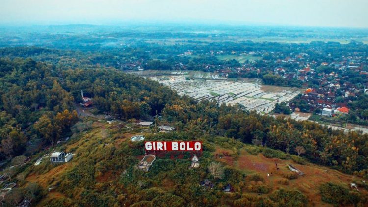 Gunung Bolo, 1. Taman Hutan Kota Tulungagung, 2. Kampung Susu Dinasty, 3. Taman Aloon – Aloon Tulungagung, 4. Taman Kali Ngrowo, 5. Agrowisata Belimbing, 6. Pantai Kedung Tumpang, 7. Pantai Molang, 8. Pantai Popoh, 9. Pantai Sanggar, 10. Pantai Sidem, 11. Pantai Pacar, 12. Pantai Godeg, 13. Pantai Coro, 14. Tebing Banyu Mulok, 15. Jambooland Waterpark, 16. Splash Waterpark, 17. Air Terjun Jurang Senggani, 18. Air Terjun Coban Kromo, 19. Air Terjun Kedung Simin, 20. Air Terjun Alas Kandung, 21. Air Terjun Pandan Wangi, 22. Air Terjun Lawean, 23. Candi Penampihan, 24. Candi Dadi, 25. Candi Sanggrahan, 26. Nyawangan Park, 27. Telaga Ngambal, 28. Kedung Tritis, 29. Batu Gedong, 30. Bukit Jomblo, 31. Ranu Gumbolo, 32. Pantai Gerangan, 33. Pantai Brumbun, 34. Pantai Sawah Ombo, 35. Pantai Sioro, 36. Pantai Dlodo, 37. Pantai Klatak Tulungagung , 38. Berburu Sunrise di Pantai Sine, 39. Pantai Lumbung, 40. Pantai Pathok Gebang, 41. Air Terjun Parang Kikis, 42. Jurug Tejo, 43. Gunung Budeg, 44. Candi Boyolangu, 45. Goa Selomangleng, 46. Pantai Ngalur, 47. Sungai Niyama, 48. “Pusat Oleh-oleh” Sentral Kerajinan Industri Marmer, 49. Klenteng Tjoe Tik Kiong, 50. Pantai Pucang Sawit, 51. Waduk Wonorejo, 52. Dokar Dreamland, 53. Gunung Bolo, 54. Wisata Kampung Tani, 55. Goa Pasir, 56. Pantai Gemah, 57. Pantai Patuk Gebang, 58. Pantai Dadap