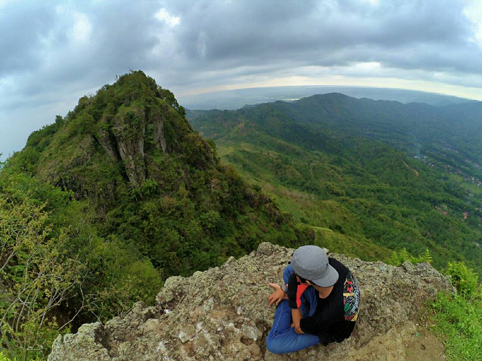 1. Taman Hutan Kota Tulungagung, 2. Kampung Susu Dinasty, 3. Taman Aloon – Aloon Tulungagung, 4. Taman Kali Ngrowo, 5. Agrowisata Belimbing, 6. Pantai Kedung Tumpang, 7. Pantai Molang, 8. Pantai Popoh, 9. Pantai Sanggar, 10. Pantai Sidem, 11. Pantai Pacar, 12. Pantai Godeg, 13. Pantai Coro, 14. Tebing Banyu Mulok, 15. Jambooland Waterpark, 16. Splash Waterpark, 17. Air Terjun Jurang Senggani, 18. Air Terjun Coban Kromo, 19. Air Terjun Kedung Simin, 20. Air Terjun Alas Kandung, 21. Air Terjun Pandan Wangi, 22. Air Terjun Lawean, 23. Candi Penampihan, 24. Candi Dadi, 25. Candi Sanggrahan, 26. Nyawangan Park, 27. Telaga Ngambal, 28. Kedung Tritis, 29. Batu Gedong, 30. Bukit Jomblo, 31. Ranu Gumbolo, 32. Pantai Gerangan, 33. Pantai Brumbun, 34. Pantai Sawah Ombo, 35. Pantai Sioro, 36. Pantai Dlodo, 37. Pantai Klatak Tulungagung , 38. Berburu Sunrise di Pantai Sine, 39. Pantai Lumbung, 40. Pantai Pathok Gebang, 41. Air Terjun Parang Kikis, 42. Jurug Tejo, 43. Gunung Budeg, 44. Candi Boyolangu, 45. Goa Selomangleng, 46. Pantai Ngalur, 47. Sungai Niyama, 48. “Pusat Oleh-oleh” Sentral Kerajinan Industri Marmer, 49. Klenteng Tjoe Tik Kiong, 50. Pantai Pucang Sawit, 51. Waduk Wonorejo, 52. Dokar Dreamland, 53. Gunung Bolo, 54. Wisata Kampung Tani, 55. Goa Pasir, 56. Pantai Gemah, 57. Pantai Patuk Gebang, 58. Pantai Dadap