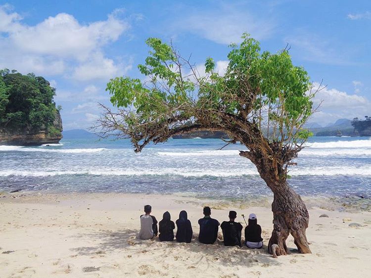 1. Taman Hutan Kota Tulungagung, 2. Kampung Susu Dinasty, 3. Taman Aloon – Aloon Tulungagung, 4. Taman Kali Ngrowo, 5. Agrowisata Belimbing, 6. Pantai Kedung Tumpang, 7. Pantai Molang, 8. Pantai Popoh, 9. Pantai Sanggar, 10. Pantai Sidem, 11. Pantai Pacar, 12. Pantai Godeg, 13. Pantai Coro, 14. Tebing Banyu Mulok, 15. Jambooland Waterpark, 16. Splash Waterpark, 17. Air Terjun Jurang Senggani, 18. Air Terjun Coban Kromo, 19. Air Terjun Kedung Simin, 20. Air Terjun Alas Kandung, 21. Air Terjun Pandan Wangi, 22. Air Terjun Lawean, 23. Candi Penampihan, 24. Candi Dadi, 25. Candi Sanggrahan, 26. Nyawangan Park, 27. Telaga Ngambal, 28. Kedung Tritis, 29. Batu Gedong, 30. Bukit Jomblo, 31. Ranu Gumbolo, 32. Pantai Gerangan, 33. Pantai Brumbun, 34. Pantai Sawah Ombo, 35. Pantai Sioro, 36. Pantai Dlodo, 37. Pantai Klatak Tulungagung , 38. Berburu Sunrise di Pantai Sine, 39. Pantai Lumbung, 40. Pantai Pathok Gebang, 41. Air Terjun Parang Kikis, 42. Jurug Tejo, 43. Gunung Budeg, 44. Candi Boyolangu, 45. Goa Selomangleng, 46. Pantai Ngalur, 47. Sungai Niyama, 48. “Pusat Oleh-oleh” Sentral Kerajinan Industri Marmer, 49. Klenteng Tjoe Tik Kiong, 50. Pantai Pucang Sawit, 51. Waduk Wonorejo, 52. Dokar Dreamland, 53. Gunung Bolo, 54. Wisata Kampung Tani, 55. Goa Pasir, 56. Pantai Gemah, 57. Pantai Patuk Gebang, 58. Pantai Dadap