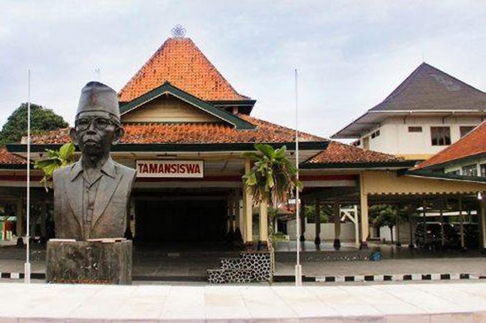 Pendopo Taman Wiswa via psikologiustjogja, Lokasi Wisata Taman Siswa, Rute Menuju Museum Taman Siswa, Aktivitas Seru Berada di Dalam Taman Tersebut, Beberapa Fasilitas di Kawasan Taman Siswa, Harga Tiket Masuk Wisata Taman Siswa, Penginapan di Sekitar Objek Wisata