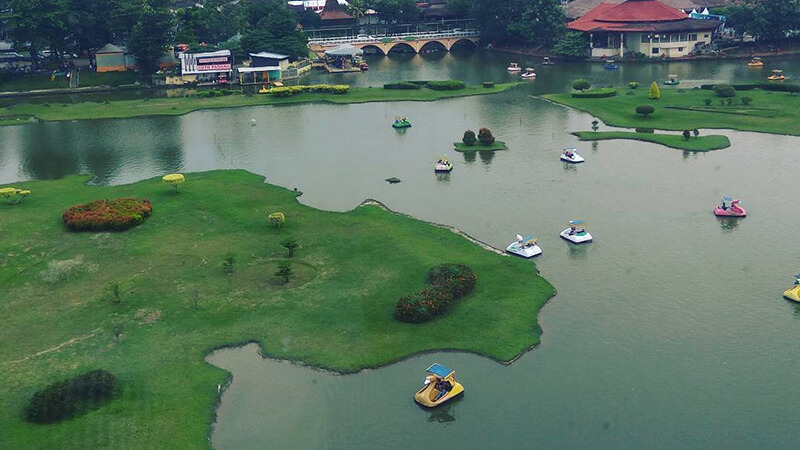 Perahu Angsa di Danau Miniatur Arsipel via @vthreedeela, Sejarah Taman Mini Indonesia Indah, Liburan Seru ke Taman Mini Indonesia Indah, Cara Menuju ke Taman Mini Indonesia Indah, Apa Saja Isi TMII?, Harga Tiket Masuk TMII Ramah Dikantong , Tips Jika Ingin Berwisata ke Taman Mini Ini
