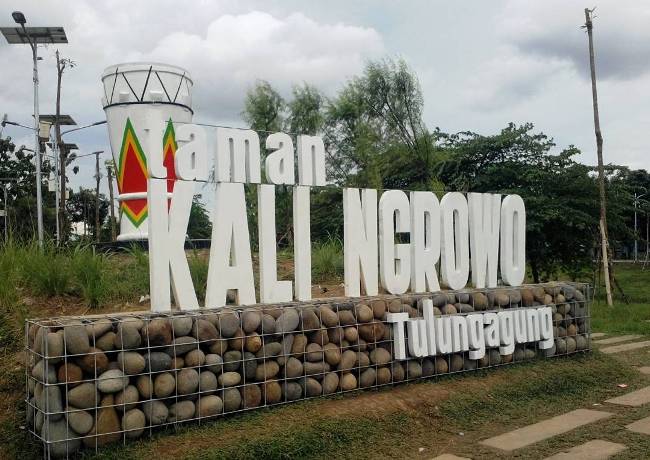 1. Taman Hutan Kota Tulungagung, 2. Kampung Susu Dinasty, 3. Taman Aloon – Aloon Tulungagung, 4. Taman Kali Ngrowo, 5. Agrowisata Belimbing, 6. Pantai Kedung Tumpang, 7. Pantai Molang, 8. Pantai Popoh, 9. Pantai Sanggar, 10. Pantai Sidem, 11. Pantai Pacar, 12. Pantai Godeg, 13. Pantai Coro, 14. Tebing Banyu Mulok, 15. Jambooland Waterpark, 16. Splash Waterpark, 17. Air Terjun Jurang Senggani, 18. Air Terjun Coban Kromo, 19. Air Terjun Kedung Simin, 20. Air Terjun Alas Kandung, 21. Air Terjun Pandan Wangi, 22. Air Terjun Lawean, 23. Candi Penampihan, 24. Candi Dadi, 25. Candi Sanggrahan, 26. Nyawangan Park, 27. Telaga Ngambal, 28. Kedung Tritis, 29. Batu Gedong, 30. Bukit Jomblo, 31. Ranu Gumbolo, 32. Pantai Gerangan, 33. Pantai Brumbun, 34. Pantai Sawah Ombo, 35. Pantai Sioro, 36. Pantai Dlodo, 37. Pantai Klatak Tulungagung , 38. Berburu Sunrise di Pantai Sine, 39. Pantai Lumbung, 40. Pantai Pathok Gebang, 41. Air Terjun Parang Kikis, 42. Jurug Tejo, 43. Gunung Budeg, 44. Candi Boyolangu, 45. Goa Selomangleng, 46. Pantai Ngalur, 47. Sungai Niyama, 48. “Pusat Oleh-oleh” Sentral Kerajinan Industri Marmer, 49. Klenteng Tjoe Tik Kiong, 50. Pantai Pucang Sawit, 51. Waduk Wonorejo, 52. Dokar Dreamland, 53. Gunung Bolo, 54. Wisata Kampung Tani, 55. Goa Pasir, 56. Pantai Gemah, 57. Pantai Patuk Gebang, 58. Pantai Dadap
