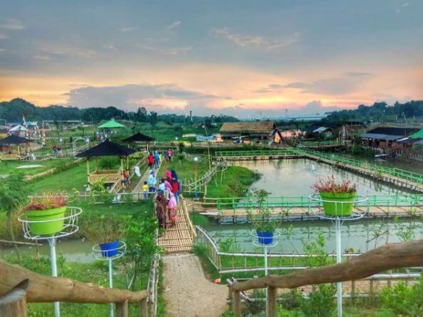 Taman Limo Cikarang via Datawisata, Ide Pembuatan Uniknya Taman Limo, Lokasi dan Rute ke Taman Limo, Beragam Spot Kece di Taman Limo, Tidak Ada Biaya untuk Tiket Masuk, Penginapan Dekat Taman Limo Juga Tersedia, Wisata Dekat Taman Limo Bekasi