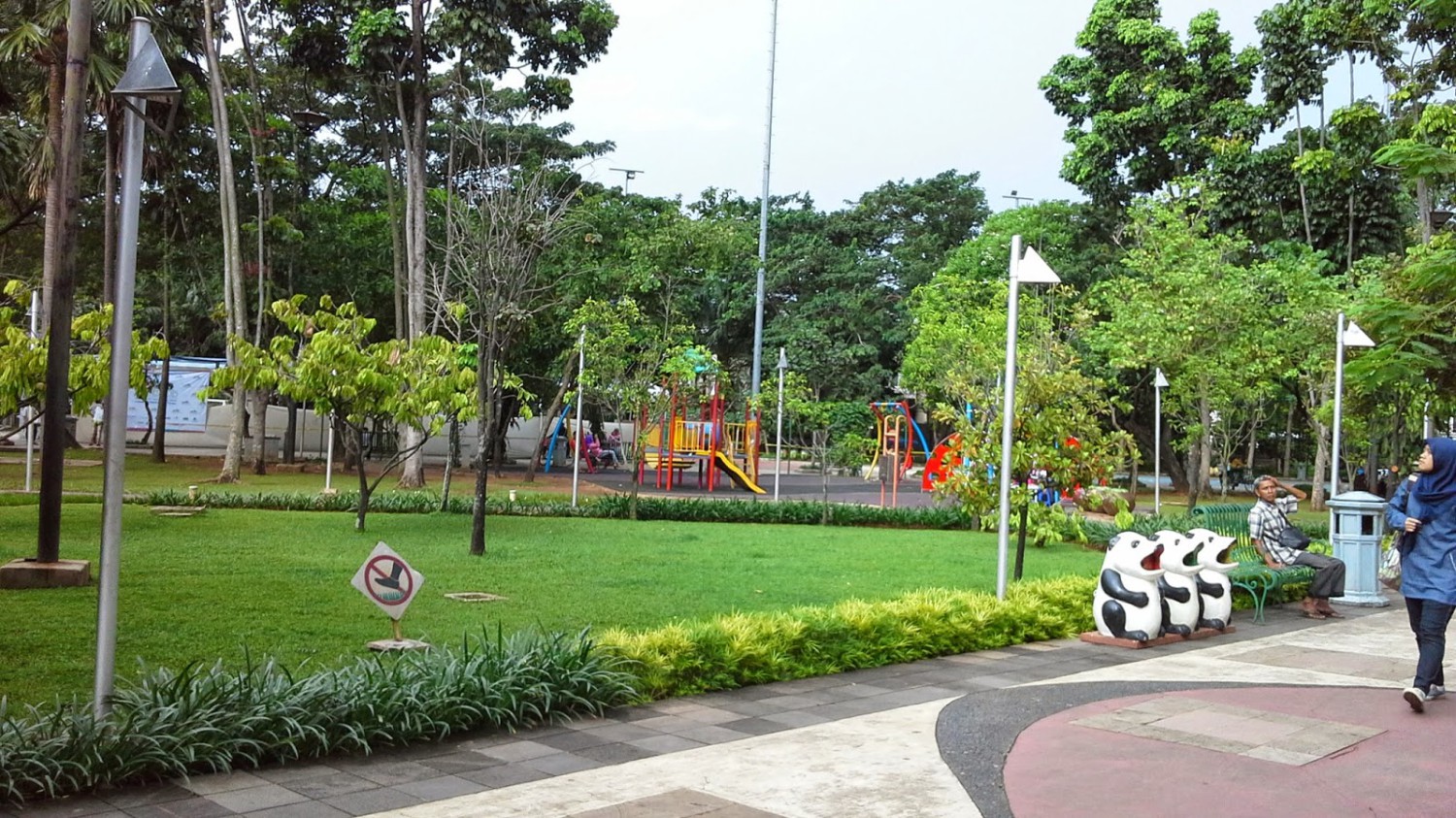 Taman Menteng, 1. Tebet Eco Park, 2. Taman Lapangan Banteng, 3. Taman Suropati, 4. Taman Menteng , 5. Hutan Kota Srengseng, 6. Taman Kalijodo , 7. Taman Tabebuya , 8. Taman Cattleya , 9. Taman Hutan Kota Penjaringan, 10. Taman Spathodea , 11. Taman Situ Lembang , 12. Taman Ayodia – Barito , 13. Taman Tangkuban Perahu, 14. Taman Langsat , 15. Taman Prasasti, 16. Taman Waduk Pluit , 17. Taman Tribeca , 18. Taman Mataram , 19. Taman Ria Rio , 20. Taman Puring, 21. Taman Cornel Simanjuntak, 22. Taman Dadap Merah, 23. Taman Kelapa