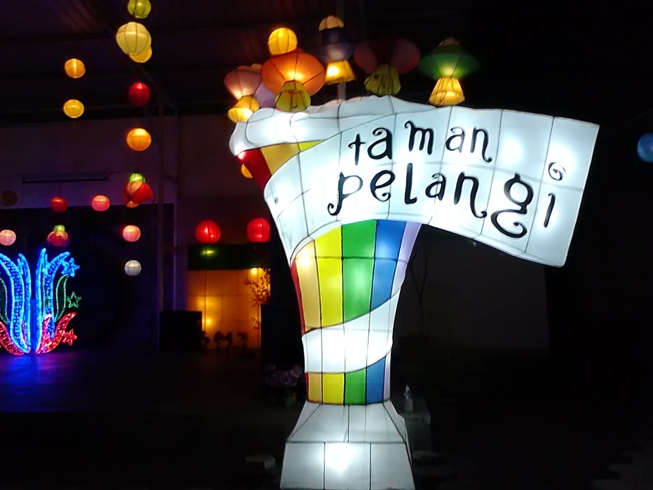 Taman Pelangi Jogja, Mau Tau Apa Sih Taman Pelangi Monjali Itu, Lokasi Objek Wisata Taman Pelangi, Rute Mudah Menuju ke Taman Pelangi Monjali, Tiket dan Jam Buka Taman Pelangi, Jam Operasional Taman, Wisata Malam yang Tidak Terlupakan, Fasilitas yang Tersedia, Melihat Pelangi di Malam Hari, Mengajak Keluarga Berwisata Lampion Nan Menawan, Menikmati Berbagai Wahana Seru, Wisata Lain di Dekat Taman, Tips Berlibur di Taman Pelangi