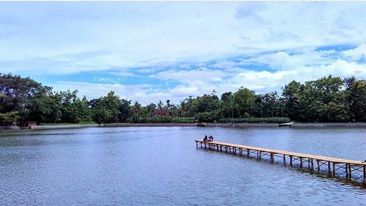 1. Taman Hutan Kota Tulungagung, 2. Kampung Susu Dinasty, 3. Taman Aloon – Aloon Tulungagung, 4. Taman Kali Ngrowo, 5. Agrowisata Belimbing, 6. Pantai Kedung Tumpang, 7. Pantai Molang, 8. Pantai Popoh, 9. Pantai Sanggar, 10. Pantai Sidem, 11. Pantai Pacar, 12. Pantai Godeg, 13. Pantai Coro, 14. Tebing Banyu Mulok, 15. Jambooland Waterpark, 16. Splash Waterpark, 17. Air Terjun Jurang Senggani, 18. Air Terjun Coban Kromo, 19. Air Terjun Kedung Simin, 20. Air Terjun Alas Kandung, 21. Air Terjun Pandan Wangi, 22. Air Terjun Lawean, 23. Candi Penampihan, 24. Candi Dadi, 25. Candi Sanggrahan, 26. Nyawangan Park, 27. Telaga Ngambal, 28. Kedung Tritis, 29. Batu Gedong, 30. Bukit Jomblo, 31. Ranu Gumbolo, 32. Pantai Gerangan, 33. Pantai Brumbun, 34. Pantai Sawah Ombo, 35. Pantai Sioro, 36. Pantai Dlodo, 37. Pantai Klatak Tulungagung , 38. Berburu Sunrise di Pantai Sine, 39. Pantai Lumbung, 40. Pantai Pathok Gebang, 41. Air Terjun Parang Kikis, 42. Jurug Tejo, 43. Gunung Budeg, 44. Candi Boyolangu, 45. Goa Selomangleng, 46. Pantai Ngalur, 47. Sungai Niyama, 48. “Pusat Oleh-oleh” Sentral Kerajinan Industri Marmer, 49. Klenteng Tjoe Tik Kiong, 50. Pantai Pucang Sawit, 51. Waduk Wonorejo, 52. Dokar Dreamland, 53. Gunung Bolo, 54. Wisata Kampung Tani, 55. Goa Pasir, 56. Pantai Gemah, 57. Pantai Patuk Gebang, 58. Pantai Dadap