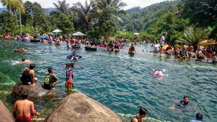 Wisatawan Memadati Taman Batu via Tempo, Taman Cijanun Mendadak Viral!!! , Lokasi Taman Batu Cijanun, Rute Menuju Lokasi, Tidak Perlu Bayar Mahal untuk Menikmati Taman Batu Cijanun, Berenang Air Dingin di Cijanun, Wisata Lain di Daerah Purwakarta Selain Taman Batu