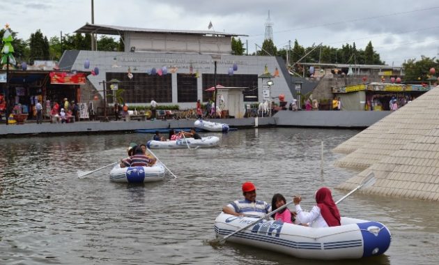Fasilitas Perahu Dayung via Monjali-jogjacom, Mau Tau Apa Sih Taman Pelangi Monjali Itu, Lokasi Objek Wisata Taman Pelangi, Rute Mudah Menuju ke Taman Pelangi Monjali, Tiket dan Jam Buka Taman Pelangi, Jam Operasional Taman, Wisata Malam yang Tidak Terlupakan, Fasilitas yang Tersedia, Melihat Pelangi di Malam Hari, Mengajak Keluarga Berwisata Lampion Nan Menawan, Menikmati Berbagai Wahana Seru, Wisata Lain di Dekat Taman, Tips Berlibur di Taman Pelangi