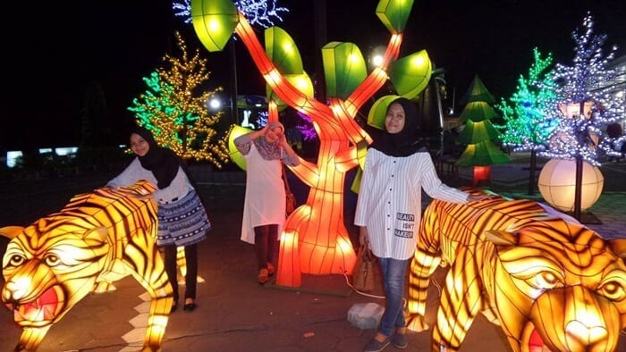 Harimau Cahaya via traveloskyholidaycom, Mau Tau Apa Sih Taman Pelangi Monjali Itu, Lokasi Objek Wisata Taman Pelangi, Rute Mudah Menuju ke Taman Pelangi Monjali, Tiket dan Jam Buka Taman Pelangi, Jam Operasional Taman, Wisata Malam yang Tidak Terlupakan, Fasilitas yang Tersedia, Melihat Pelangi di Malam Hari, Mengajak Keluarga Berwisata Lampion Nan Menawan, Menikmati Berbagai Wahana Seru, Wisata Lain di Dekat Taman, Tips Berlibur di Taman Pelangi