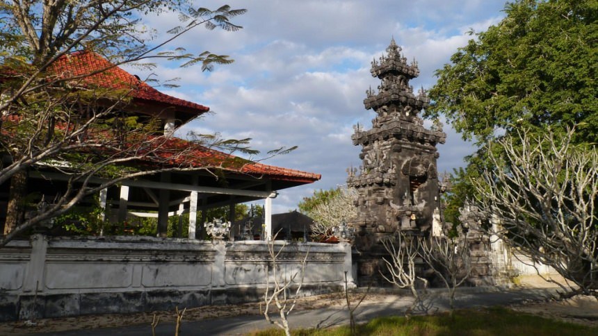 Pura Sakenan via Dolandolen Tempat Wisata di Bali Tengah, 1. Pura Sakenan, 2. Museum Bali, 3. Taman Budaya Bali, 4. Monumen Bajra Sandhi, 5. Pura Tampak Siring, 6. Tegalalang, 7. D’Tukad River Club, 8. Pasar Seni Ubud, 9. Alas Harum Agrotourism, 10. Bali Strawberry Farm &amp; Restaurant, 11. Rumah Gemuk Bali, 12. Museum dan Galeri Seni Rudana, 13. Patung Bayi, 14. The Blanco Renaissance Museum, 15. Museum ARMA, 16. Museum Seni Neka, 17. Museum Subak, 18. Desa Petulu, 19. Desa Wisata Penglipuran, 20. Desa Coklat Bali, 21. Arung Jeram Sungai Ayung, 22. Pemandian Air Panas Yeh Panes Panatahan, 23. Pemandian Air Panas Angseri, 24. Air Terjun Suwat, 25. Air Terjun Kanto Lampo, 26. Air Terjun Blahmantung, 27. Danau Buyan, 28. Pura Ulun Danu, 29. Goa Gajah, 30. Istana Tampaksiring, 31. Pura Gunung Lebah, 32. Pura Malen, 33. Puri Saren Agung, 34. Pura Taman Saraswati, 35. Pura Tirta Empul, 36. Pura Gunung Kawi, 37. Hidden Canyon Beji Guwang, 38. Taman Kota Ciung Wanara Gianyar, 39. Taman Kota Lumintang, 40. Taman Nusa, 41. Elephant Safari Park, 42. Bali Bird Park, 43. Bali Zoo, 44. Terasering Jatiluwih, 45. Terasering Tegalalang, 46. Bukit Campuhan, 48. Pohon Kayu Putih Desa Bayan, 49. Taman Kupu-kupu, 50. Kebun Raya Bali, 51. The Blooms Garden, 52. Monkey Forest Ubud, 53. Alas Kedaton, 54. Tasta Zoo, 55. Air Terjun Tukad Cepung, 56. Air Terjun Nungnung, 57. Objek Wisata Sangeh, 58. Air Terjun Tegenungan