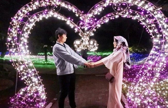 Spot Foto Romantis via Tuguwisata, Mau Tau Apa Sih Taman Pelangi Monjali Itu, Lokasi Objek Wisata Taman Pelangi, Rute Mudah Menuju ke Taman Pelangi Monjali, Tiket dan Jam Buka Taman Pelangi, Jam Operasional Taman, Wisata Malam yang Tidak Terlupakan, Fasilitas yang Tersedia, Melihat Pelangi di Malam Hari, Mengajak Keluarga Berwisata Lampion Nan Menawan, Menikmati Berbagai Wahana Seru, Wisata Lain di Dekat Taman, Tips Berlibur di Taman Pelangi
