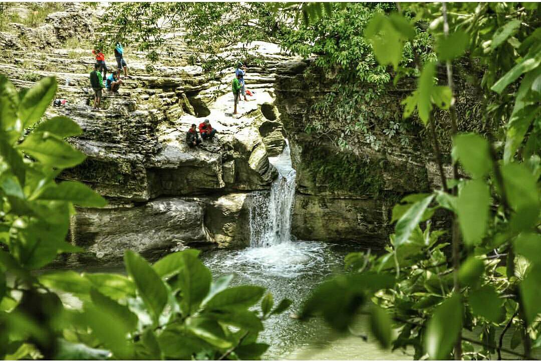 Air Terjun Kedung Maor via @khadaficamp27, 1. Air Terjun Kedung Peti, 2. Air Terjun Kedung Maor, 3. Air Terjun Grojogan Pucangarum, 4. Air Terjun Krondonan, 5. Air Terjun Clebung Bubulan, 6. Air Terjun Gua Kikik, 7. Air Terjun Kedung Gupit, 8. Waduk Pacal, 9. Waduk Pedang, 10. Banyu Kuning, 11. Taman Wisata Sario, 12. Wana Tirta Dander, 13. Bendungan Gerak Bojonegoro, 14. Agrowisata Belimbing, 15. Bukit Tono, 16. Objek Wisata Negeri di Atas Angin, 17. Watu Gandul, 18. Hutan Jati, 19. Taman Rajekwesi, 20. Kayangan Api, 21. Teksas Wonocolo, 22. Alun – Alun Bojonegoro, 23. Batu Semar, 24. Masjid Agung Darussalam Bojonegoro, 25. Masjid Al Birru Pertiwi, 26. Kelenteng Hok Swie Bio, 27. Petilasan Angling Darma, 28. Makam Wali Kidangan Sukorejo, 29. Makam Buyut Dalem di Kalangan Pacar, 30. Makam Mbah Malang Negoro Kasim, 31. Go Fun Entertainment Complex, 32. Sendang Grogolan, 33. Mata Air Desa Sumberarum, 34. Harya Matahun, 35. Oasis Swimming Pool, 36. Taman Tirta
