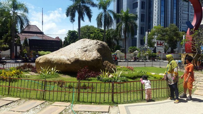 Batu Semar via Travelingyuk, 1. Air Terjun Kedung Peti, 2. Air Terjun Kedung Maor, 3. Air Terjun Grojogan Pucangarum, 4. Air Terjun Krondonan, 5. Air Terjun Clebung Bubulan, 6. Air Terjun Gua Kikik, 7. Air Terjun Kedung Gupit, 8. Waduk Pacal, 9. Waduk Pedang, 10. Banyu Kuning, 11. Taman Wisata Sario, 12. Wana Tirta Dander, 13. Bendungan Gerak Bojonegoro, 14. Agrowisata Belimbing, 15. Bukit Tono, 16. Objek Wisata Negeri di Atas Angin, 17. Watu Gandul, 18. Hutan Jati, 19. Taman Rajekwesi, 20. Kayangan Api, 21. Teksas Wonocolo, 22. Alun – Alun Bojonegoro, 23. Batu Semar, 24. Masjid Agung Darussalam Bojonegoro, 25. Masjid Al Birru Pertiwi, 26. Kelenteng Hok Swie Bio, 27. Petilasan Angling Darma, 28. Makam Wali Kidangan Sukorejo, 29. Makam Buyut Dalem di Kalangan Pacar, 30. Makam Mbah Malang Negoro Kasim, 31. Go Fun Entertainment Complex, 32. Sendang Grogolan, 33. Mata Air Desa Sumberarum, 34. Harya Matahun, 35. Oasis Swimming Pool, 36. Taman Tirta