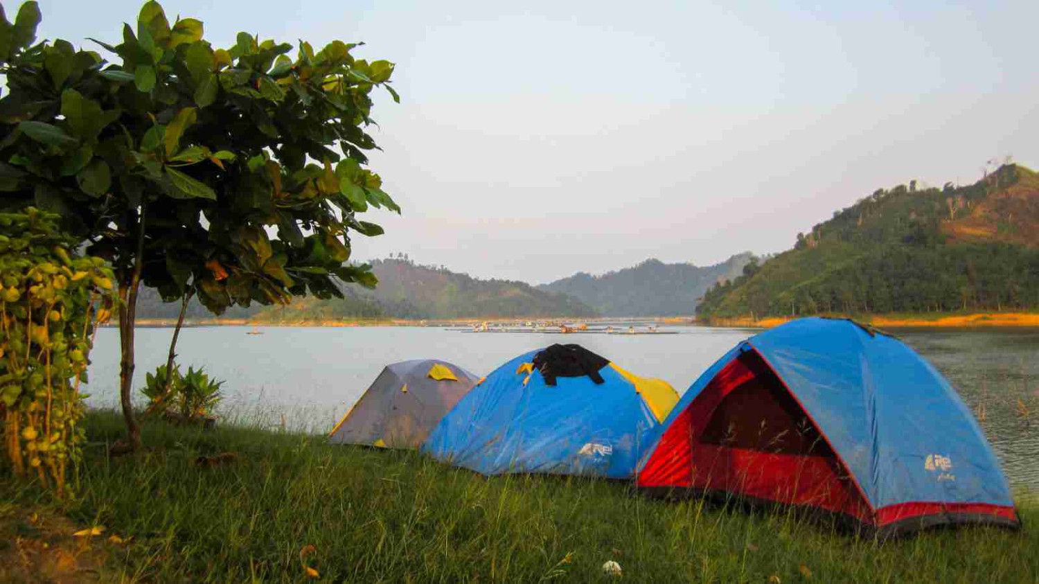 Danau Koto Panjang via tripriau, 1. Istana Siak, 2. ASIA FARM HAYDAY¹, 3. Pantai Cinta, Teluk Jering Tambang, 4. Kasang Kulim Zoo, 5. Citraland Waterpark, 6. Taman Kota Pekanbaru, 7. Wisata Danau Raja Rengat, 8. Bukit Ulu Kasok, 9. Bandar Bakau Dumai, 10. Labersa Water Park Riau Fantasi, 11. Pantai Selat Baru, 12. Candi Muara Takus, 13. Taman Rekreasi Alam Mayang Pekanbaru, 14. Lapangan Pasir Bengkalis, 15. Pantai Tanjung Medang, Teluk Rhu Rupat, 16. Pantai Tenggayun, 17. Pantai Marina, 18. Danau Rusa Kampar, 19. Wisata Hutan Pinus Cadika, 20. Wisata Bono, Berselancar di Sungai Kampar, 21. Perpustakaan Soeman H.S, 22. Taman Wisata Alam Koboko, 23. Air Terjun TEMBULUN Kinutan, 24. Agro Wisata Pelangi, 25. KAMPOENG RABBIT’S KULIM, 26. Museum Sang Nila Utama Pekanbaru, 27. Desa Okura Pekanbaru, 28. Pantai Sepahat, 29. Taman Hutan Raya Sultan Syarif Kasim, 30. Taman Andam Dewi, 31. Rumah Lontik, 32. Kawah Biru, 33. Pulau Jemur, 34. Air Terjun Pangkalan Kapas, 35. Air Terjun Panisan, 36. Pulau Beting Aceh, 37. Hutan Mangrove Sebauk, 39. Jembatan Water Front City Bangkinang, 39. Masjid Raya An-Nur Provinsi Riau