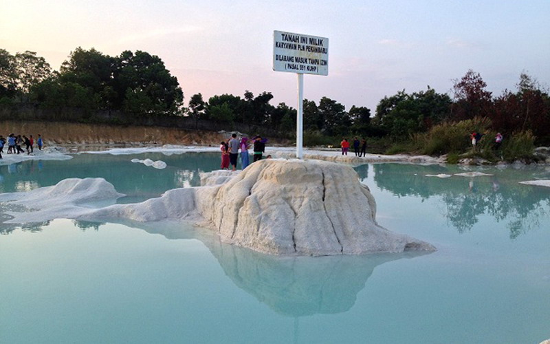 Kawah Biru Riau via Okezone, 1. Istana Siak, 2. ASIA FARM HAYDAY¹, 3. Pantai Cinta, Teluk Jering Tambang, 4. Kasang Kulim Zoo, 5. Citraland Waterpark, 6. Taman Kota Pekanbaru, 7. Wisata Danau Raja Rengat, 8. Bukit Ulu Kasok, 9. Bandar Bakau Dumai, 10. Labersa Water Park Riau Fantasi, 11. Pantai Selat Baru, 12. Candi Muara Takus, 13. Taman Rekreasi Alam Mayang Pekanbaru, 14. Lapangan Pasir Bengkalis, 15. Pantai Tanjung Medang, Teluk Rhu Rupat, 16. Pantai Tenggayun, 17. Pantai Marina, 18. Danau Rusa Kampar, 19. Wisata Hutan Pinus Cadika, 20. Wisata Bono, Berselancar di Sungai Kampar, 21. Perpustakaan Soeman H.S, 22. Taman Wisata Alam Koboko, 23. Air Terjun TEMBULUN Kinutan, 24. Agro Wisata Pelangi, 25. KAMPOENG RABBIT’S KULIM, 26. Museum Sang Nila Utama Pekanbaru, 27. Desa Okura Pekanbaru, 28. Pantai Sepahat, 29. Taman Hutan Raya Sultan Syarif Kasim, 30. Taman Andam Dewi, 31. Rumah Lontik, 32. Kawah Biru, 33. Pulau Jemur, 34. Air Terjun Pangkalan Kapas, 35. Air Terjun Panisan, 36. Pulau Beting Aceh, 37. Hutan Mangrove Sebauk, 39. Jembatan Water Front City Bangkinang, 39. Masjid Raya An-Nur Provinsi Riau
