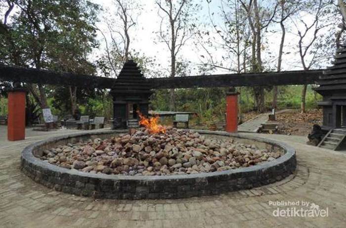 Kayangan Api via Detik, 1. Air Terjun Kedung Peti, 2. Air Terjun Kedung Maor, 3. Air Terjun Grojogan Pucangarum, 4. Air Terjun Krondonan, 5. Air Terjun Clebung Bubulan, 6. Air Terjun Gua Kikik, 7. Air Terjun Kedung Gupit, 8. Waduk Pacal, 9. Waduk Pedang, 10. Banyu Kuning, 11. Taman Wisata Sario, 12. Wana Tirta Dander, 13. Bendungan Gerak Bojonegoro, 14. Agrowisata Belimbing, 15. Bukit Tono, 16. Objek Wisata Negeri di Atas Angin, 17. Watu Gandul, 18. Hutan Jati, 19. Taman Rajekwesi, 20. Kayangan Api, 21. Teksas Wonocolo, 22. Alun – Alun Bojonegoro, 23. Batu Semar, 24. Masjid Agung Darussalam Bojonegoro, 25. Masjid Al Birru Pertiwi, 26. Kelenteng Hok Swie Bio, 27. Petilasan Angling Darma, 28. Makam Wali Kidangan Sukorejo, 29. Makam Buyut Dalem di Kalangan Pacar, 30. Makam Mbah Malang Negoro Kasim, 31. Go Fun Entertainment Complex, 32. Sendang Grogolan, 33. Mata Air Desa Sumberarum, 34. Harya Matahun, 35. Oasis Swimming Pool, 36. Taman Tirta