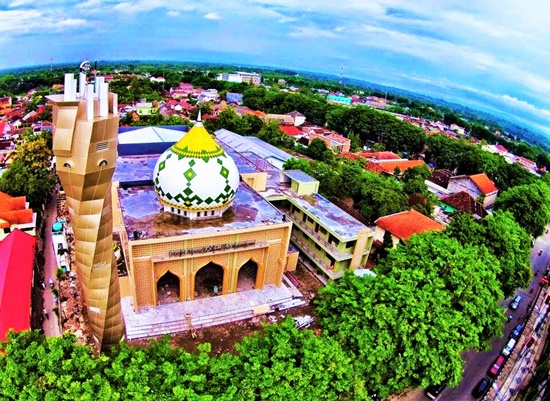 Masjid Agung Darussalam Bojonegoro, 1. Air Terjun Kedung Peti, 2. Air Terjun Kedung Maor, 3. Air Terjun Grojogan Pucangarum, 4. Air Terjun Krondonan, 5. Air Terjun Clebung Bubulan, 6. Air Terjun Gua Kikik, 7. Air Terjun Kedung Gupit, 8. Waduk Pacal, 9. Waduk Pedang, 10. Banyu Kuning, 11. Taman Wisata Sario, 12. Wana Tirta Dander, 13. Bendungan Gerak Bojonegoro, 14. Agrowisata Belimbing, 15. Bukit Tono, 16. Objek Wisata Negeri di Atas Angin, 17. Watu Gandul, 18. Hutan Jati, 19. Taman Rajekwesi, 20. Kayangan Api, 21. Teksas Wonocolo, 22. Alun – Alun Bojonegoro, 23. Batu Semar, 24. Masjid Agung Darussalam Bojonegoro, 25. Masjid Al Birru Pertiwi, 26. Kelenteng Hok Swie Bio, 27. Petilasan Angling Darma, 28. Makam Wali Kidangan Sukorejo, 29. Makam Buyut Dalem di Kalangan Pacar, 30. Makam Mbah Malang Negoro Kasim, 31. Go Fun Entertainment Complex, 32. Sendang Grogolan, 33. Mata Air Desa Sumberarum, 34. Harya Matahun, 35. Oasis Swimming Pool, 36. Taman Tirta