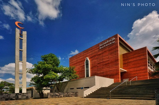Masjid Al Birru Pertiwi via Ninsphoto, 1. Air Terjun Kedung Peti, 2. Air Terjun Kedung Maor, 3. Air Terjun Grojogan Pucangarum, 4. Air Terjun Krondonan, 5. Air Terjun Clebung Bubulan, 6. Air Terjun Gua Kikik, 7. Air Terjun Kedung Gupit, 8. Waduk Pacal, 9. Waduk Pedang, 10. Banyu Kuning, 11. Taman Wisata Sario, 12. Wana Tirta Dander, 13. Bendungan Gerak Bojonegoro, 14. Agrowisata Belimbing, 15. Bukit Tono, 16. Objek Wisata Negeri di Atas Angin, 17. Watu Gandul, 18. Hutan Jati, 19. Taman Rajekwesi, 20. Kayangan Api, 21. Teksas Wonocolo, 22. Alun – Alun Bojonegoro, 23. Batu Semar, 24. Masjid Agung Darussalam Bojonegoro, 25. Masjid Al Birru Pertiwi, 26. Kelenteng Hok Swie Bio, 27. Petilasan Angling Darma, 28. Makam Wali Kidangan Sukorejo, 29. Makam Buyut Dalem di Kalangan Pacar, 30. Makam Mbah Malang Negoro Kasim, 31. Go Fun Entertainment Complex, 32. Sendang Grogolan, 33. Mata Air Desa Sumberarum, 34. Harya Matahun, 35. Oasis Swimming Pool, 36. Taman Tirta