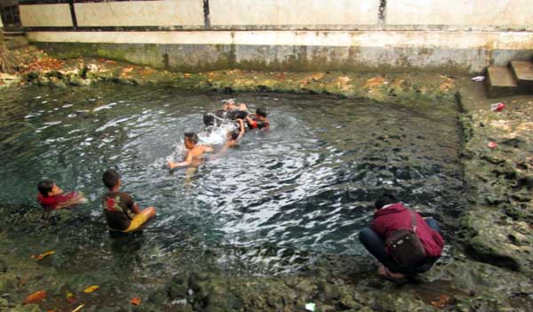 Mata Air Desa Sumberarum via @Siollok, 1. Air Terjun Kedung Peti, 2. Air Terjun Kedung Maor, 3. Air Terjun Grojogan Pucangarum, 4. Air Terjun Krondonan, 5. Air Terjun Clebung Bubulan, 6. Air Terjun Gua Kikik, 7. Air Terjun Kedung Gupit, 8. Waduk Pacal, 9. Waduk Pedang, 10. Banyu Kuning, 11. Taman Wisata Sario, 12. Wana Tirta Dander, 13. Bendungan Gerak Bojonegoro, 14. Agrowisata Belimbing, 15. Bukit Tono, 16. Objek Wisata Negeri di Atas Angin, 17. Watu Gandul, 18. Hutan Jati, 19. Taman Rajekwesi, 20. Kayangan Api, 21. Teksas Wonocolo, 22. Alun – Alun Bojonegoro, 23. Batu Semar, 24. Masjid Agung Darussalam Bojonegoro, 25. Masjid Al Birru Pertiwi, 26. Kelenteng Hok Swie Bio, 27. Petilasan Angling Darma, 28. Makam Wali Kidangan Sukorejo, 29. Makam Buyut Dalem di Kalangan Pacar, 30. Makam Mbah Malang Negoro Kasim, 31. Go Fun Entertainment Complex, 32. Sendang Grogolan, 33. Mata Air Desa Sumberarum, 34. Harya Matahun, 35. Oasis Swimming Pool, 36. Taman Tirta
