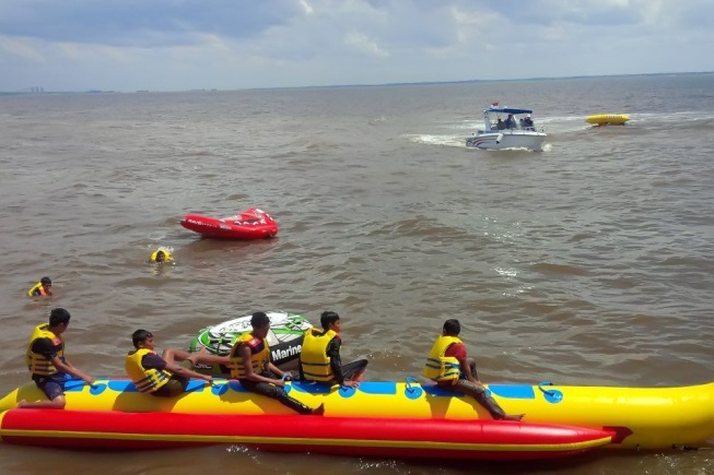 Pantai Marina via Datariau, 1. Istana Siak, 2. ASIA FARM HAYDAY¹, 3. Pantai Cinta, Teluk Jering Tambang, 4. Kasang Kulim Zoo, 5. Citraland Waterpark, 6. Taman Kota Pekanbaru, 7. Wisata Danau Raja Rengat, 8. Bukit Ulu Kasok, 9. Bandar Bakau Dumai, 10. Labersa Water Park Riau Fantasi, 11. Pantai Selat Baru, 12. Candi Muara Takus, 13. Taman Rekreasi Alam Mayang Pekanbaru, 14. Lapangan Pasir Bengkalis, 15. Pantai Tanjung Medang, Teluk Rhu Rupat, 16. Pantai Tenggayun, 17. Pantai Marina, 18. Danau Rusa Kampar, 19. Wisata Hutan Pinus Cadika, 20. Wisata Bono, Berselancar di Sungai Kampar, 21. Perpustakaan Soeman H.S, 22. Taman Wisata Alam Koboko, 23. Air Terjun TEMBULUN Kinutan, 24. Agro Wisata Pelangi, 25. KAMPOENG RABBIT’S KULIM, 26. Museum Sang Nila Utama Pekanbaru, 27. Desa Okura Pekanbaru, 28. Pantai Sepahat, 29. Taman Hutan Raya Sultan Syarif Kasim, 30. Taman Andam Dewi, 31. Rumah Lontik, 32. Kawah Biru, 33. Pulau Jemur, 34. Air Terjun Pangkalan Kapas, 35. Air Terjun Panisan, 36. Pulau Beting Aceh, 37. Hutan Mangrove Sebauk, 39. Jembatan Water Front City Bangkinang, 39. Masjid Raya An-Nur Provinsi Riau