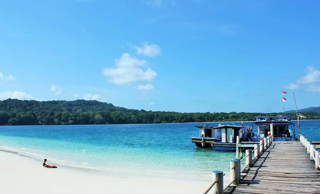 Pulau Handeleum via @tukang_jalan, Informasi Umum, Dimana dan Seberapa Luas Taman Ujung Kulon ini?, Titik Destinasi Wisata, Harga Tiket Masuk Taman Ujung Kulon , Jangan Sampai Tersasar, Apalagi Salah Angkutan!, Mulai dari Hotel Melati hingga Resort Siap Dipilih, Hal Wajib dan Hal yang Dilarang Kamu Lakukan Disana