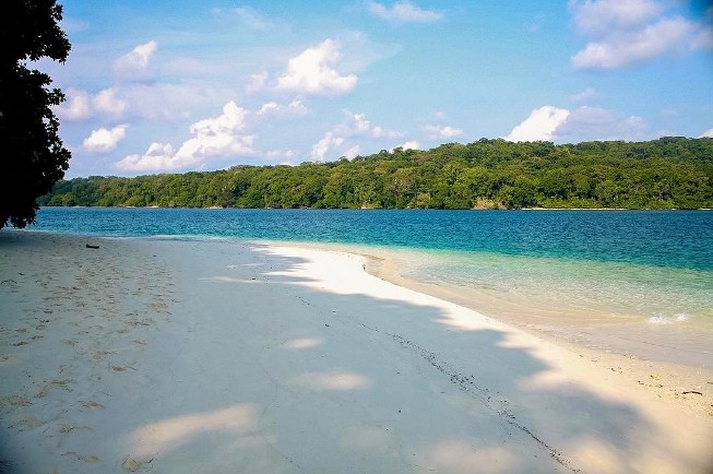 Pulau Peucang via @tito.ditokusumo, Informasi Umum, Dimana dan Seberapa Luas Taman Ujung Kulon ini?, Titik Destinasi Wisata, Harga Tiket Masuk Taman Ujung Kulon , Jangan Sampai Tersasar, Apalagi Salah Angkutan!, Mulai dari Hotel Melati hingga Resort Siap Dipilih, Hal Wajib dan Hal yang Dilarang Kamu Lakukan Disana