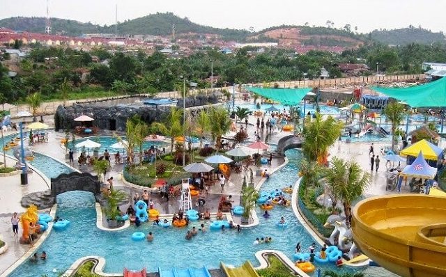 Riau Fantasi, 1. Istana Siak, 2. ASIA FARM HAYDAY¹, 3. Pantai Cinta, Teluk Jering Tambang, 4. Kasang Kulim Zoo, 5. Citraland Waterpark, 6. Taman Kota Pekanbaru, 7. Wisata Danau Raja Rengat, 8. Bukit Ulu Kasok, 9. Bandar Bakau Dumai, 10. Labersa Water Park Riau Fantasi, 11. Pantai Selat Baru, 12. Candi Muara Takus, 13. Taman Rekreasi Alam Mayang Pekanbaru, 14. Lapangan Pasir Bengkalis, 15. Pantai Tanjung Medang, Teluk Rhu Rupat, 16. Pantai Tenggayun, 17. Pantai Marina, 18. Danau Rusa Kampar, 19. Wisata Hutan Pinus Cadika, 20. Wisata Bono, Berselancar di Sungai Kampar, 21. Perpustakaan Soeman H.S, 22. Taman Wisata Alam Koboko, 23. Air Terjun TEMBULUN Kinutan, 24. Agro Wisata Pelangi, 25. KAMPOENG RABBIT’S KULIM, 26. Museum Sang Nila Utama Pekanbaru, 27. Desa Okura Pekanbaru, 28. Pantai Sepahat, 29. Taman Hutan Raya Sultan Syarif Kasim, 30. Taman Andam Dewi, 31. Rumah Lontik, 32. Kawah Biru, 33. Pulau Jemur, 34. Air Terjun Pangkalan Kapas, 35. Air Terjun Panisan, 36. Pulau Beting Aceh, 37. Hutan Mangrove Sebauk, 39. Jembatan Water Front City Bangkinang, 39. Masjid Raya An-Nur Provinsi Riau