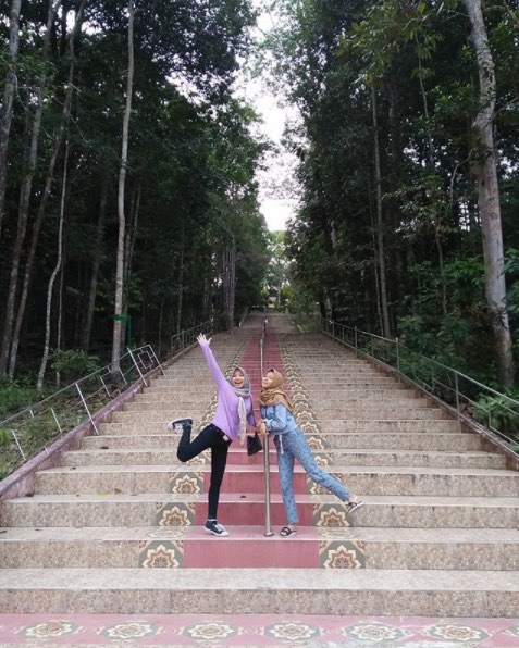 Taman Hutan Raya Sultan Syarif Kasim via @riska_sudariati, 1. Istana Siak, 2. ASIA FARM HAYDAY¹, 3. Pantai Cinta, Teluk Jering Tambang, 4. Kasang Kulim Zoo, 5. Citraland Waterpark, 6. Taman Kota Pekanbaru, 7. Wisata Danau Raja Rengat, 8. Bukit Ulu Kasok, 9. Bandar Bakau Dumai, 10. Labersa Water Park Riau Fantasi, 11. Pantai Selat Baru, 12. Candi Muara Takus, 13. Taman Rekreasi Alam Mayang Pekanbaru, 14. Lapangan Pasir Bengkalis, 15. Pantai Tanjung Medang, Teluk Rhu Rupat, 16. Pantai Tenggayun, 17. Pantai Marina, 18. Danau Rusa Kampar, 19. Wisata Hutan Pinus Cadika, 20. Wisata Bono, Berselancar di Sungai Kampar, 21. Perpustakaan Soeman H.S, 22. Taman Wisata Alam Koboko, 23. Air Terjun TEMBULUN Kinutan, 24. Agro Wisata Pelangi, 25. KAMPOENG RABBIT’S KULIM, 26. Museum Sang Nila Utama Pekanbaru, 27. Desa Okura Pekanbaru, 28. Pantai Sepahat, 29. Taman Hutan Raya Sultan Syarif Kasim, 30. Taman Andam Dewi, 31. Rumah Lontik, 32. Kawah Biru, 33. Pulau Jemur, 34. Air Terjun Pangkalan Kapas, 35. Air Terjun Panisan, 36. Pulau Beting Aceh, 37. Hutan Mangrove Sebauk, 39. Jembatan Water Front City Bangkinang, 39. Masjid Raya An-Nur Provinsi Riau