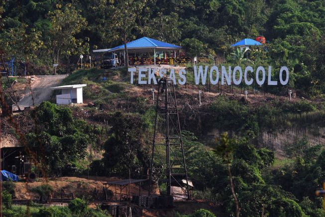 Teksas Wonocolo via Detik, 1. Air Terjun Kedung Peti, 2. Air Terjun Kedung Maor, 3. Air Terjun Grojogan Pucangarum, 4. Air Terjun Krondonan, 5. Air Terjun Clebung Bubulan, 6. Air Terjun Gua Kikik, 7. Air Terjun Kedung Gupit, 8. Waduk Pacal, 9. Waduk Pedang, 10. Banyu Kuning, 11. Taman Wisata Sario, 12. Wana Tirta Dander, 13. Bendungan Gerak Bojonegoro, 14. Agrowisata Belimbing, 15. Bukit Tono, 16. Objek Wisata Negeri di Atas Angin, 17. Watu Gandul, 18. Hutan Jati, 19. Taman Rajekwesi, 20. Kayangan Api, 21. Teksas Wonocolo, 22. Alun – Alun Bojonegoro, 23. Batu Semar, 24. Masjid Agung Darussalam Bojonegoro, 25. Masjid Al Birru Pertiwi, 26. Kelenteng Hok Swie Bio, 27. Petilasan Angling Darma, 28. Makam Wali Kidangan Sukorejo, 29. Makam Buyut Dalem di Kalangan Pacar, 30. Makam Mbah Malang Negoro Kasim, 31. Go Fun Entertainment Complex, 32. Sendang Grogolan, 33. Mata Air Desa Sumberarum, 34. Harya Matahun, 35. Oasis Swimming Pool, 36. Taman Tirta