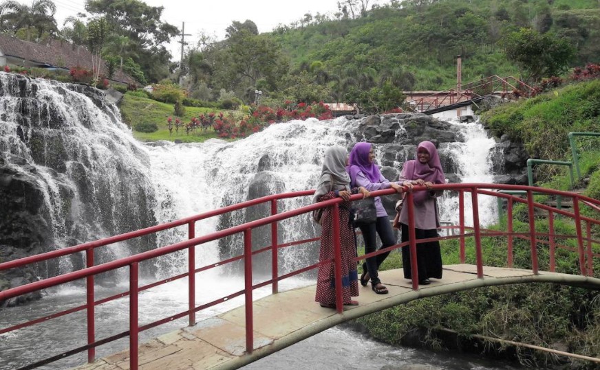 Air Terjun Niagara Mini via @envi.alifa, 1. Kawah Ijen Bondowoso, 2. Kawah Wurung, 3. Kawah Ilalang, 4. Gunung Raung, 5. Wisata Pegunungan Hyang Bondowoso, 6. Bukit Seranding Bondowoso, 7. Puncak P28 Bondowoso, 8. Puncak Scorpio Wringin Bondowoso, 9. Bukit Putus Wringin Bondowoso, 10. Bukit Mahadewa Bondowoso, 11. Air Terjun Tancak Kembar, 12. Air Terjun Pulo Agung Bondowoso, 13. Air Terjun Blawan Bondowoso, 14. Air Terjun Solor Bondowoso, 15. Air Terjun Gentongan, 16. Air Terjun Belerang, 17. Air Terjun Polo Agung, 18. Bosamba Rafting Bondowoso, 19. Situs Megalitikum Bondowoso, 20. Tasnan Forest, 21. Pemandian Tasnan Bondowoso, 22. Perkebunan Kopi Arabika Kalisat Jampit, 23. Bendungan Sampean Baru, 24. Alun – Alun Bondowoso, 25. Museum Kereta Api Bondowoso, 26. Taman Krocok Bondowoso, 27. Taman Bunga Villa Afdeling Jampit, 28. Kebun Stroberi Afdeling Jampit, 29. Rawa Indah Almour, 30. Jembatan Gubrih, Bondowoso, 31. Batu So’on (The Stonehenge van Java), 32. Pemandangan Arak – Arak Bondowoso, 33. Taman Galuh Bondowoso, 34. Masjid Agung At – Taqwa Bondowoso, 35. Air Terjun Niagara Mini, 36. Air Terjun Busa, 37. Bukit Jabal Kirmit ala Selandia Baru, 38. Spot Foto Kece “Pohon Pelangi” di Hutan Bogor, 39. Desa Wisata Glingseran, 40. Mendaki Air Terjun di Kalipait, 41. Bukit Ko’ong, 42. Bukit Apetleppet si Bukit Berlapis