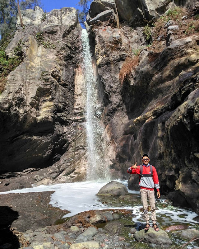 Air Terjun Busa via @syawalnesia_traveler, 1. Kawah Ijen Bondowoso, 2. Kawah Wurung, 3. Kawah Ilalang, 4. Gunung Raung, 5. Wisata Pegunungan Hyang Bondowoso, 6. Bukit Seranding Bondowoso, 7. Puncak P28 Bondowoso, 8. Puncak Scorpio Wringin Bondowoso, 9. Bukit Putus Wringin Bondowoso, 10. Bukit Mahadewa Bondowoso, 11. Air Terjun Tancak Kembar, 12. Air Terjun Pulo Agung Bondowoso, 13. Air Terjun Blawan Bondowoso, 14. Air Terjun Solor Bondowoso, 15. Air Terjun Gentongan, 16. Air Terjun Belerang, 17. Air Terjun Polo Agung, 18. Bosamba Rafting Bondowoso, 19. Situs Megalitikum Bondowoso, 20. Tasnan Forest, 21. Pemandian Tasnan Bondowoso, 22. Perkebunan Kopi Arabika Kalisat Jampit, 23. Bendungan Sampean Baru, 24. Alun – Alun Bondowoso, 25. Museum Kereta Api Bondowoso, 26. Taman Krocok Bondowoso, 27. Taman Bunga Villa Afdeling Jampit, 28. Kebun Stroberi Afdeling Jampit, 29. Rawa Indah Almour, 30. Jembatan Gubrih, Bondowoso, 31. Batu So’on (The Stonehenge van Java), 32. Pemandangan Arak – Arak Bondowoso, 33. Taman Galuh Bondowoso, 34. Masjid Agung At – Taqwa Bondowoso, 35. Air Terjun Niagara Mini, 36. Air Terjun Busa, 37. Bukit Jabal Kirmit ala Selandia Baru, 38. Spot Foto Kece “Pohon Pelangi” di Hutan Bogor, 39. Desa Wisata Glingseran, 40. Mendaki Air Terjun di Kalipait, 41. Bukit Ko’ong, 42. Bukit Apetleppet si Bukit Berlapis