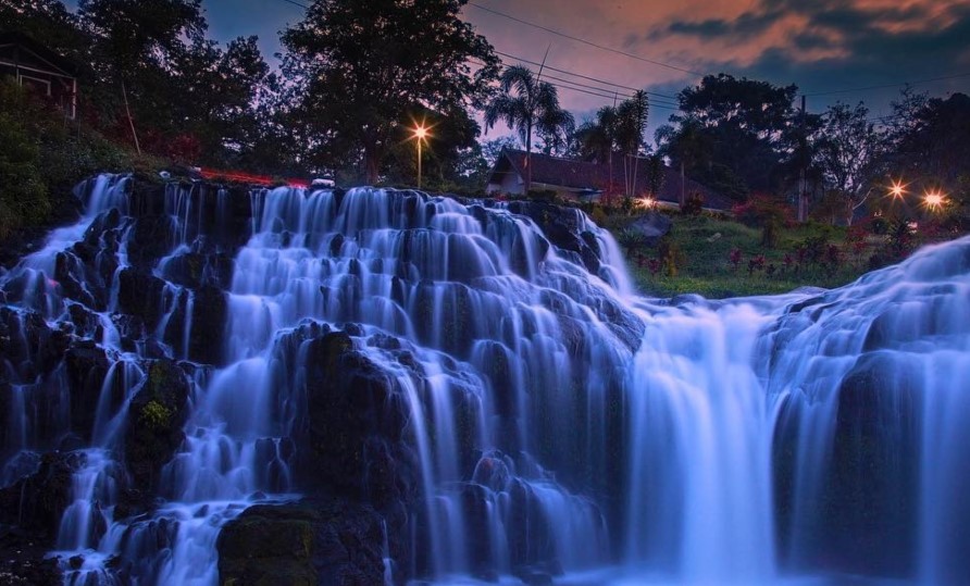 Air Terjun Blawan Bondowoso via @rudyharijanto67, 1. Kawah Ijen Bondowoso, 2. Kawah Wurung, 3. Kawah Ilalang, 4. Gunung Raung, 5. Wisata Pegunungan Hyang Bondowoso, 6. Bukit Seranding Bondowoso, 7. Puncak P28 Bondowoso, 8. Puncak Scorpio Wringin Bondowoso, 9. Bukit Putus Wringin Bondowoso, 10. Bukit Mahadewa Bondowoso, 11. Air Terjun Tancak Kembar, 12. Air Terjun Pulo Agung Bondowoso, 13. Air Terjun Blawan Bondowoso, 14. Air Terjun Solor Bondowoso, 15. Air Terjun Gentongan, 16. Air Terjun Belerang, 17. Air Terjun Polo Agung, 18. Bosamba Rafting Bondowoso, 19. Situs Megalitikum Bondowoso, 20. Tasnan Forest, 21. Pemandian Tasnan Bondowoso, 22. Perkebunan Kopi Arabika Kalisat Jampit, 23. Bendungan Sampean Baru, 24. Alun – Alun Bondowoso, 25. Museum Kereta Api Bondowoso, 26. Taman Krocok Bondowoso, 27. Taman Bunga Villa Afdeling Jampit, 28. Kebun Stroberi Afdeling Jampit, 29. Rawa Indah Almour, 30. Jembatan Gubrih, Bondowoso, 31. Batu So’on (The Stonehenge van Java), 32. Pemandangan Arak – Arak Bondowoso, 33. Taman Galuh Bondowoso, 34. Masjid Agung At – Taqwa Bondowoso, 35. Air Terjun Niagara Mini, 36. Air Terjun Busa, 37. Bukit Jabal Kirmit ala Selandia Baru, 38. Spot Foto Kece “Pohon Pelangi” di Hutan Bogor, 39. Desa Wisata Glingseran, 40. Mendaki Air Terjun di Kalipait, 41. Bukit Ko’ong, 42. Bukit Apetleppet si Bukit Berlapis