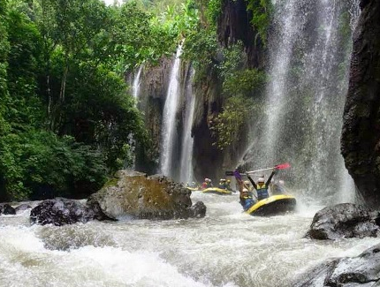 Bosamba Rafting Bondowoso, 1. Kawah Ijen Bondowoso, 2. Kawah Wurung, 3. Kawah Ilalang, 4. Gunung Raung, 5. Wisata Pegunungan Hyang Bondowoso, 6. Bukit Seranding Bondowoso, 7. Puncak P28 Bondowoso, 8. Puncak Scorpio Wringin Bondowoso, 9. Bukit Putus Wringin Bondowoso, 10. Bukit Mahadewa Bondowoso, 11. Air Terjun Tancak Kembar, 12. Air Terjun Pulo Agung Bondowoso, 13. Air Terjun Blawan Bondowoso, 14. Air Terjun Solor Bondowoso, 15. Air Terjun Gentongan, 16. Air Terjun Belerang, 17. Air Terjun Polo Agung, 18. Bosamba Rafting Bondowoso, 19. Situs Megalitikum Bondowoso, 20. Tasnan Forest, 21. Pemandian Tasnan Bondowoso, 22. Perkebunan Kopi Arabika Kalisat Jampit, 23. Bendungan Sampean Baru, 24. Alun – Alun Bondowoso, 25. Museum Kereta Api Bondowoso, 26. Taman Krocok Bondowoso, 27. Taman Bunga Villa Afdeling Jampit, 28. Kebun Stroberi Afdeling Jampit, 29. Rawa Indah Almour, 30. Jembatan Gubrih, Bondowoso, 31. Batu So’on (The Stonehenge van Java), 32. Pemandangan Arak – Arak Bondowoso, 33. Taman Galuh Bondowoso, 34. Masjid Agung At – Taqwa Bondowoso, 35. Air Terjun Niagara Mini, 36. Air Terjun Busa, 37. Bukit Jabal Kirmit ala Selandia Baru, 38. Spot Foto Kece “Pohon Pelangi” di Hutan Bogor, 39. Desa Wisata Glingseran, 40. Mendaki Air Terjun di Kalipait, 41. Bukit Ko’ong, 42. Bukit Apetleppet si Bukit Berlapis