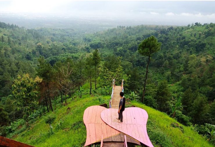 Bukit Mahadewa Bondowoso via @lingga_ananta, 1. Kawah Ijen Bondowoso, 2. Kawah Wurung, 3. Kawah Ilalang, 4. Gunung Raung, 5. Wisata Pegunungan Hyang Bondowoso, 6. Bukit Seranding Bondowoso, 7. Puncak P28 Bondowoso, 8. Puncak Scorpio Wringin Bondowoso, 9. Bukit Putus Wringin Bondowoso, 10. Bukit Mahadewa Bondowoso, 11. Air Terjun Tancak Kembar, 12. Air Terjun Pulo Agung Bondowoso, 13. Air Terjun Blawan Bondowoso, 14. Air Terjun Solor Bondowoso, 15. Air Terjun Gentongan, 16. Air Terjun Belerang, 17. Air Terjun Polo Agung, 18. Bosamba Rafting Bondowoso, 19. Situs Megalitikum Bondowoso, 20. Tasnan Forest, 21. Pemandian Tasnan Bondowoso, 22. Perkebunan Kopi Arabika Kalisat Jampit, 23. Bendungan Sampean Baru, 24. Alun – Alun Bondowoso, 25. Museum Kereta Api Bondowoso, 26. Taman Krocok Bondowoso, 27. Taman Bunga Villa Afdeling Jampit, 28. Kebun Stroberi Afdeling Jampit, 29. Rawa Indah Almour, 30. Jembatan Gubrih, Bondowoso, 31. Batu So’on (The Stonehenge van Java), 32. Pemandangan Arak – Arak Bondowoso, 33. Taman Galuh Bondowoso, 34. Masjid Agung At – Taqwa Bondowoso, 35. Air Terjun Niagara Mini, 36. Air Terjun Busa, 37. Bukit Jabal Kirmit ala Selandia Baru, 38. Spot Foto Kece “Pohon Pelangi” di Hutan Bogor, 39. Desa Wisata Glingseran, 40. Mendaki Air Terjun di Kalipait, 41. Bukit Ko’ong, 42. Bukit Apetleppet si Bukit Berlapis