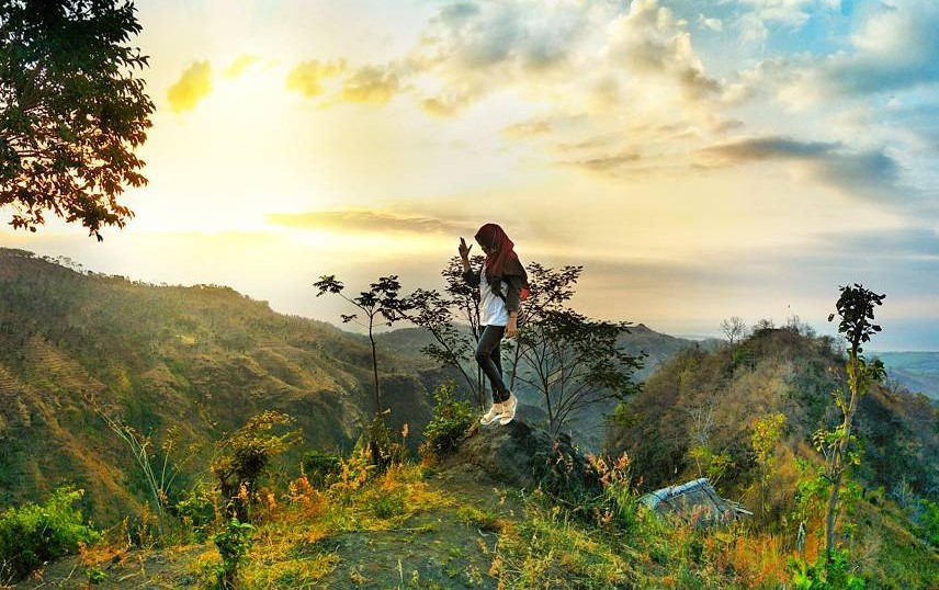 Bukit Putus Wringin Bondowoso via @enciss6456, 1. Kawah Ijen Bondowoso, 2. Kawah Wurung, 3. Kawah Ilalang, 4. Gunung Raung, 5. Wisata Pegunungan Hyang Bondowoso, 6. Bukit Seranding Bondowoso, 7. Puncak P28 Bondowoso, 8. Puncak Scorpio Wringin Bondowoso, 9. Bukit Putus Wringin Bondowoso, 10. Bukit Mahadewa Bondowoso, 11. Air Terjun Tancak Kembar, 12. Air Terjun Pulo Agung Bondowoso, 13. Air Terjun Blawan Bondowoso, 14. Air Terjun Solor Bondowoso, 15. Air Terjun Gentongan, 16. Air Terjun Belerang, 17. Air Terjun Polo Agung, 18. Bosamba Rafting Bondowoso, 19. Situs Megalitikum Bondowoso, 20. Tasnan Forest, 21. Pemandian Tasnan Bondowoso, 22. Perkebunan Kopi Arabika Kalisat Jampit, 23. Bendungan Sampean Baru, 24. Alun – Alun Bondowoso, 25. Museum Kereta Api Bondowoso, 26. Taman Krocok Bondowoso, 27. Taman Bunga Villa Afdeling Jampit, 28. Kebun Stroberi Afdeling Jampit, 29. Rawa Indah Almour, 30. Jembatan Gubrih, Bondowoso, 31. Batu So’on (The Stonehenge van Java), 32. Pemandangan Arak – Arak Bondowoso, 33. Taman Galuh Bondowoso, 34. Masjid Agung At – Taqwa Bondowoso, 35. Air Terjun Niagara Mini, 36. Air Terjun Busa, 37. Bukit Jabal Kirmit ala Selandia Baru, 38. Spot Foto Kece “Pohon Pelangi” di Hutan Bogor, 39. Desa Wisata Glingseran, 40. Mendaki Air Terjun di Kalipait, 41. Bukit Ko’ong, 42. Bukit Apetleppet si Bukit Berlapis