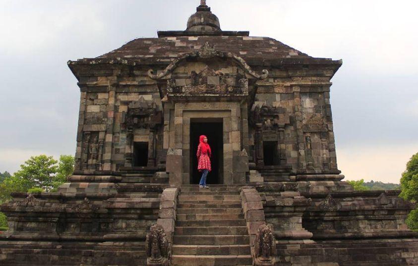 Candi Banyunibo via @gadis_ikhw, 1. Candi Prambanan, 2. Candi Ratu Boko, 3. Candi Kalasan, 4. Candi Ijo, 5. Candi Sari, 6. Desa Wisata Kaliurang, 7. Sendratari Ramayana, 8. Objek Wisata Monumen Jogja Kembali (Monjali), 9. Museum Affandi, 10. Objek Wisata Kali Kuning, 11. Museum Gunung Merapi, 12. Museum Ullen Sentalu, 13. Kinahrejo, 14. Goa Jepang, 15. Blue Lagoon Jogja, 16. Jogja Bay Waterpark, 17. Kampung Teletubbies, 18. Batu Alien Cangkringan, 19. Stonehenge Cangkringan, 20. Bukit Klangon Merapi, 21. Tebing Breksi, 22. Trans Studio Mini Jogja, 23. Tlogo Putri Kaliurang, 24. Lava Tour Merapi, 25. Lava Bantal, 26. Omah Salak Sleman, 27. Upside Down World, 28. Taman Pelangi, 29. Green Kayen, 30. Sindu Kusuma Edupark, 31. Tlogo Muncar Kaliurang, 32. Candi Banyunibo, 33. Candi Sambisari, 34. The World Landmarks Merapi Park, 35. Spot Riyadi, 36. Kids Fun Park, 37. Taman Gardu Pandang Kaliurang, 38. Agrowisata Bhumi Merapi, 39. Candi Abang, 40. Museum Mini Sisa Hartaku, 41. Candi Barong, 42. Candi Kimpulan, 43. The Lost World Castle, 44. Bunker Kaliadem Merapi, 45. Embung Tambakboyo, 46. Obelix Hills, 47. Grojogan Watu Purbo, 48. Plunyon Kalikuning, 49. Bukit Turgo, 50. Teras Merapi, 51. Omah Petroek, 52. Sabo Bronggang, 53. Watu Tapak, 54. Studio Alam Gamplong, 55. Kampung Flory, 56. Ledok Sambi, 57. Puri Mataram, 58. Jogja Exotarium, 59. Taman Lampion Kaliurang, 60. Desa Wisata Gabugan, 61. Agrowisata Salak Pondoh Bangunkerto, 62. Desa Wisata Pentingsari, 63. Desa Wisata Kembang Arum, 64. Desa Wisata Kelor, 65. Desa Wisata Pulesari, 66. Kampung Mina Padi Samberembe, 67. Alamanda Jogja Flowers Garden