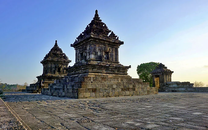 Candi Barong, 1. Candi Prambanan, 2. Candi Ratu Boko, 3. Candi Kalasan, 4. Candi Ijo, 5. Candi Sari, 6. Desa Wisata Kaliurang, 7. Sendratari Ramayana, 8. Objek Wisata Monumen Jogja Kembali (Monjali), 9. Museum Affandi, 10. Objek Wisata Kali Kuning, 11. Museum Gunung Merapi, 12. Museum Ullen Sentalu, 13. Kinahrejo, 14. Goa Jepang, 15. Blue Lagoon Jogja, 16. Jogja Bay Waterpark, 17. Kampung Teletubbies, 18. Batu Alien Cangkringan, 19. Stonehenge Cangkringan, 20. Bukit Klangon Merapi, 21. Tebing Breksi, 22. Trans Studio Mini Jogja, 23. Tlogo Putri Kaliurang, 24. Lava Tour Merapi, 25. Lava Bantal, 26. Omah Salak Sleman, 27. Upside Down World, 28. Taman Pelangi, 29. Green Kayen, 30. Sindu Kusuma Edupark, 31. Tlogo Muncar Kaliurang, 32. Candi Banyunibo, 33. Candi Sambisari, 34. The World Landmarks Merapi Park, 35. Spot Riyadi, 36. Kids Fun Park, 37. Taman Gardu Pandang Kaliurang, 38. Agrowisata Bhumi Merapi, 39. Candi Abang, 40. Museum Mini Sisa Hartaku, 41. Candi Barong, 42. Candi Kimpulan, 43. The Lost World Castle, 44. Bunker Kaliadem Merapi, 45. Embung Tambakboyo, 46. Obelix Hills, 47. Grojogan Watu Purbo, 48. Plunyon Kalikuning, 49. Bukit Turgo, 50. Teras Merapi, 51. Omah Petroek, 52. Sabo Bronggang, 53. Watu Tapak, 54. Studio Alam Gamplong, 55. Kampung Flory, 56. Ledok Sambi, 57. Puri Mataram, 58. Jogja Exotarium, 59. Taman Lampion Kaliurang, 60. Desa Wisata Gabugan, 61. Agrowisata Salak Pondoh Bangunkerto, 62. Desa Wisata Pentingsari, 63. Desa Wisata Kembang Arum, 64. Desa Wisata Kelor, 65. Desa Wisata Pulesari, 66. Kampung Mina Padi Samberembe, 67. Alamanda Jogja Flowers Garden
