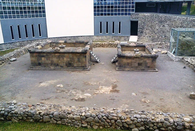 Candi Kimpulan, 1. Candi Prambanan, 2. Candi Ratu Boko, 3. Candi Kalasan, 4. Candi Ijo, 5. Candi Sari, 6. Desa Wisata Kaliurang, 7. Sendratari Ramayana, 8. Objek Wisata Monumen Jogja Kembali (Monjali), 9. Museum Affandi, 10. Objek Wisata Kali Kuning, 11. Museum Gunung Merapi, 12. Museum Ullen Sentalu, 13. Kinahrejo, 14. Goa Jepang, 15. Blue Lagoon Jogja, 16. Jogja Bay Waterpark, 17. Kampung Teletubbies, 18. Batu Alien Cangkringan, 19. Stonehenge Cangkringan, 20. Bukit Klangon Merapi, 21. Tebing Breksi, 22. Trans Studio Mini Jogja, 23. Tlogo Putri Kaliurang, 24. Lava Tour Merapi, 25. Lava Bantal, 26. Omah Salak Sleman, 27. Upside Down World, 28. Taman Pelangi, 29. Green Kayen, 30. Sindu Kusuma Edupark, 31. Tlogo Muncar Kaliurang, 32. Candi Banyunibo, 33. Candi Sambisari, 34. The World Landmarks Merapi Park, 35. Spot Riyadi, 36. Kids Fun Park, 37. Taman Gardu Pandang Kaliurang, 38. Agrowisata Bhumi Merapi, 39. Candi Abang, 40. Museum Mini Sisa Hartaku, 41. Candi Barong, 42. Candi Kimpulan, 43. The Lost World Castle, 44. Bunker Kaliadem Merapi, 45. Embung Tambakboyo, 46. Obelix Hills, 47. Grojogan Watu Purbo, 48. Plunyon Kalikuning, 49. Bukit Turgo, 50. Teras Merapi, 51. Omah Petroek, 52. Sabo Bronggang, 53. Watu Tapak, 54. Studio Alam Gamplong, 55. Kampung Flory, 56. Ledok Sambi, 57. Puri Mataram, 58. Jogja Exotarium, 59. Taman Lampion Kaliurang, 60. Desa Wisata Gabugan, 61. Agrowisata Salak Pondoh Bangunkerto, 62. Desa Wisata Pentingsari, 63. Desa Wisata Kembang Arum, 64. Desa Wisata Kelor, 65. Desa Wisata Pulesari, 66. Kampung Mina Padi Samberembe, 67. Alamanda Jogja Flowers Garden