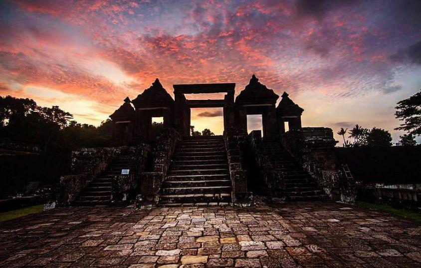 Candi Ratu Boko via @event_tourorganizer, 1. Candi Prambanan, 2. Candi Ratu Boko, 3. Candi Kalasan, 4. Candi Ijo, 5. Candi Sari, 6. Desa Wisata Kaliurang, 7. Sendratari Ramayana, 8. Objek Wisata Monumen Jogja Kembali (Monjali), 9. Museum Affandi, 10. Objek Wisata Kali Kuning, 11. Museum Gunung Merapi, 12. Museum Ullen Sentalu, 13. Kinahrejo, 14. Goa Jepang, 15. Blue Lagoon Jogja, 16. Jogja Bay Waterpark, 17. Kampung Teletubbies, 18. Batu Alien Cangkringan, 19. Stonehenge Cangkringan, 20. Bukit Klangon Merapi, 21. Tebing Breksi, 22. Trans Studio Mini Jogja, 23. Tlogo Putri Kaliurang, 24. Lava Tour Merapi, 25. Lava Bantal, 26. Omah Salak Sleman, 27. Upside Down World, 28. Taman Pelangi, 29. Green Kayen, 30. Sindu Kusuma Edupark, 31. Tlogo Muncar Kaliurang, 32. Candi Banyunibo, 33. Candi Sambisari, 34. The World Landmarks Merapi Park, 35. Spot Riyadi, 36. Kids Fun Park, 37. Taman Gardu Pandang Kaliurang, 38. Agrowisata Bhumi Merapi, 39. Candi Abang, 40. Museum Mini Sisa Hartaku, 41. Candi Barong, 42. Candi Kimpulan, 43. The Lost World Castle, 44. Bunker Kaliadem Merapi, 45. Embung Tambakboyo, 46. Obelix Hills, 47. Grojogan Watu Purbo, 48. Plunyon Kalikuning, 49. Bukit Turgo, 50. Teras Merapi, 51. Omah Petroek, 52. Sabo Bronggang, 53. Watu Tapak, 54. Studio Alam Gamplong, 55. Kampung Flory, 56. Ledok Sambi, 57. Puri Mataram, 58. Jogja Exotarium, 59. Taman Lampion Kaliurang, 60. Desa Wisata Gabugan, 61. Agrowisata Salak Pondoh Bangunkerto, 62. Desa Wisata Pentingsari, 63. Desa Wisata Kembang Arum, 64. Desa Wisata Kelor, 65. Desa Wisata Pulesari, 66. Kampung Mina Padi Samberembe, 67. Alamanda Jogja Flowers Garden