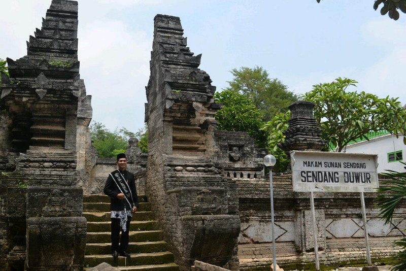 Desa Sendang Duwur via Detik, 1. Desa Sendang Duwur, 2. Waduk Gondang, 3. Goa Maharani, 4. Makam Sunan Drajat, 5. Museum Sunan Drajat, 6. Pantai Kodok, 7. Mazola (Maharani Zoo Lamongan), 8. Makam Dewi Sekardadu, 9. Masjid Sendang Duwur, 10. Wisata Bahari Lamongan, 11. Sukodadi Carnival, 12. Pantai Kutang, 13. Bendungan Babat, 14. Monumen Van Der Wijck Lamongan, 15. Pantai Brondong, 16. Gunung Pegat, 17. Pemandaian Air Panas Sendang Brumbun, 18. Alun – Alun Kota Lamongan, 19. Wisata Edukasi Gondang Outbound (WEGO) Lamongan, 20. Gunung Mas Tugu Mantup, 21. Gunung Ratu, Tempat Gajah Mada Dilahirkan!, 22. Wisata Pohon Trinil, 23. Tlogo Sadang Lamongan, 24. Plengsengan Pantai Penanjan, 25. Pantai Klayar Lamongan, 26. Museum Seni Islam Indonesia, 27. Pantai Kemantren Lamongan, 28. Soto Lamongan, 29. Nasi Boranan, 30. Bandeng Colo, 31. Wingko Babat, 32. Es Dawet Siwalan