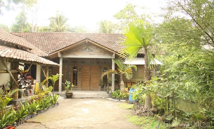 Desa Wisata Pentingsari, 1. Candi Prambanan, 2. Candi Ratu Boko, 3. Candi Kalasan, 4. Candi Ijo, 5. Candi Sari, 6. Desa Wisata Kaliurang, 7. Sendratari Ramayana, 8. Objek Wisata Monumen Jogja Kembali (Monjali), 9. Museum Affandi, 10. Objek Wisata Kali Kuning, 11. Museum Gunung Merapi, 12. Museum Ullen Sentalu, 13. Kinahrejo, 14. Goa Jepang, 15. Blue Lagoon Jogja, 16. Jogja Bay Waterpark, 17. Kampung Teletubbies, 18. Batu Alien Cangkringan, 19. Stonehenge Cangkringan, 20. Bukit Klangon Merapi, 21. Tebing Breksi, 22. Trans Studio Mini Jogja, 23. Tlogo Putri Kaliurang, 24. Lava Tour Merapi, 25. Lava Bantal, 26. Omah Salak Sleman, 27. Upside Down World, 28. Taman Pelangi, 29. Green Kayen, 30. Sindu Kusuma Edupark, 31. Tlogo Muncar Kaliurang, 32. Candi Banyunibo, 33. Candi Sambisari, 34. The World Landmarks Merapi Park, 35. Spot Riyadi, 36. Kids Fun Park, 37. Taman Gardu Pandang Kaliurang, 38. Agrowisata Bhumi Merapi, 39. Candi Abang, 40. Museum Mini Sisa Hartaku, 41. Candi Barong, 42. Candi Kimpulan, 43. The Lost World Castle, 44. Bunker Kaliadem Merapi, 45. Embung Tambakboyo, 46. Obelix Hills, 47. Grojogan Watu Purbo, 48. Plunyon Kalikuning, 49. Bukit Turgo, 50. Teras Merapi, 51. Omah Petroek, 52. Sabo Bronggang, 53. Watu Tapak, 54. Studio Alam Gamplong, 55. Kampung Flory, 56. Ledok Sambi, 57. Puri Mataram, 58. Jogja Exotarium, 59. Taman Lampion Kaliurang, 60. Desa Wisata Gabugan, 61. Agrowisata Salak Pondoh Bangunkerto, 62. Desa Wisata Pentingsari, 63. Desa Wisata Kembang Arum, 64. Desa Wisata Kelor, 65. Desa Wisata Pulesari, 66. Kampung Mina Padi Samberembe, 67. Alamanda Jogja Flowers Garden