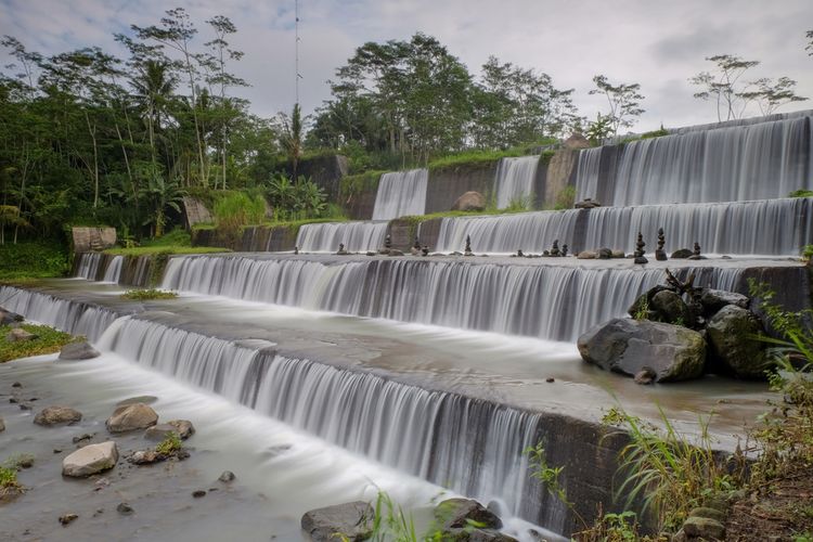 Grojogan Watu Purbo via Kompas, 1. Puncak Segoro, 2. HeHa Sky View, 3. Langlang Buana, 5. Pantai Ngrawe, 6. Kalinampu Natural Park, 7. Romantic Garden, 8. Puncak Sosok, 9. Rumah Hobbit Jogja, 10. Green Villaage Gedangsari menawarkan view ala Selandia Baru, 11. Gurun Sahara-nya Jogja ya Gumuk Pasir Parangkusumo, 12. Menyapa Batu-batu raksasa khas Kesohoran Monumen Stonehenge di Stonehenge Cangkringan, 13. Foto-foto kece dengan landscape landmark dunia di Merapi Park, 14. Mengakrabi bangunan klasik nan megah  ala Benteng Takeshi di The Lost World Castle, 15. Air Terjun Lepo, 16. Soragan Castle, 17. Rumah Paris Jogja
