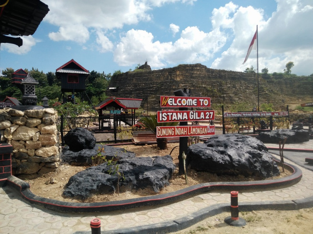 Gunung Mas Tugu Mantup via Lamonganoke, 1. Desa Sendang Duwur, 2. Waduk Gondang, 3. Goa Maharani, 4. Makam Sunan Drajat, 5. Museum Sunan Drajat, 6. Pantai Kodok, 7. Mazola (Maharani Zoo Lamongan), 8. Makam Dewi Sekardadu, 9. Masjid Sendang Duwur, 10. Wisata Bahari Lamongan, 11. Sukodadi Carnival, 12. Pantai Kutang, 13. Bendungan Babat, 14. Monumen Van Der Wijck Lamongan, 15. Pantai Brondong, 16. Gunung Pegat, 17. Pemandaian Air Panas Sendang Brumbun, 18. Alun – Alun Kota Lamongan, 19. Wisata Edukasi Gondang Outbound (WEGO) Lamongan, 20. Gunung Mas Tugu Mantup, 21. Gunung Ratu, Tempat Gajah Mada Dilahirkan!, 22. Wisata Pohon Trinil, 23. Tlogo Sadang Lamongan, 24. Plengsengan Pantai Penanjan, 25. Pantai Klayar Lamongan, 26. Museum Seni Islam Indonesia, 27. Pantai Kemantren Lamongan, 28. Soto Lamongan, 29. Nasi Boranan, 30. Bandeng Colo, 31. Wingko Babat, 32. Es Dawet Siwalan