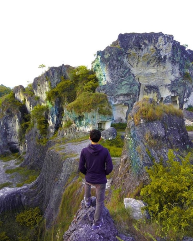 Gunung Pegat via @dimasf, 1. Desa Sendang Duwur, 2. Waduk Gondang, 3. Goa Maharani, 4. Makam Sunan Drajat, 5. Museum Sunan Drajat, 6. Pantai Kodok, 7. Mazola (Maharani Zoo Lamongan), 8. Makam Dewi Sekardadu, 9. Masjid Sendang Duwur, 10. Wisata Bahari Lamongan, 11. Sukodadi Carnival, 12. Pantai Kutang, 13. Bendungan Babat, 14. Monumen Van Der Wijck Lamongan, 15. Pantai Brondong, 16. Gunung Pegat, 17. Pemandaian Air Panas Sendang Brumbun, 18. Alun – Alun Kota Lamongan, 19. Wisata Edukasi Gondang Outbound (WEGO) Lamongan, 20. Gunung Mas Tugu Mantup, 21. Gunung Ratu, Tempat Gajah Mada Dilahirkan!, 22. Wisata Pohon Trinil, 23. Tlogo Sadang Lamongan, 24. Plengsengan Pantai Penanjan, 25. Pantai Klayar Lamongan, 26. Museum Seni Islam Indonesia, 27. Pantai Kemantren Lamongan, 28. Soto Lamongan, 29. Nasi Boranan, 30. Bandeng Colo, 31. Wingko Babat, 32. Es Dawet Siwalan
