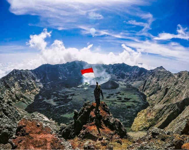 Gunung Raung via Wisatawaku, 1. Kawah Ijen Bondowoso, 2. Kawah Wurung, 3. Kawah Ilalang, 4. Gunung Raung, 5. Wisata Pegunungan Hyang Bondowoso, 6. Bukit Seranding Bondowoso, 7. Puncak P28 Bondowoso, 8. Puncak Scorpio Wringin Bondowoso, 9. Bukit Putus Wringin Bondowoso, 10. Bukit Mahadewa Bondowoso, 11. Air Terjun Tancak Kembar, 12. Air Terjun Pulo Agung Bondowoso, 13. Air Terjun Blawan Bondowoso, 14. Air Terjun Solor Bondowoso, 15. Air Terjun Gentongan, 16. Air Terjun Belerang, 17. Air Terjun Polo Agung, 18. Bosamba Rafting Bondowoso, 19. Situs Megalitikum Bondowoso, 20. Tasnan Forest, 21. Pemandian Tasnan Bondowoso, 22. Perkebunan Kopi Arabika Kalisat Jampit, 23. Bendungan Sampean Baru, 24. Alun – Alun Bondowoso, 25. Museum Kereta Api Bondowoso, 26. Taman Krocok Bondowoso, 27. Taman Bunga Villa Afdeling Jampit, 28. Kebun Stroberi Afdeling Jampit, 29. Rawa Indah Almour, 30. Jembatan Gubrih, Bondowoso, 31. Batu So’on (The Stonehenge van Java), 32. Pemandangan Arak – Arak Bondowoso, 33. Taman Galuh Bondowoso, 34. Masjid Agung At – Taqwa Bondowoso, 35. Air Terjun Niagara Mini, 36. Air Terjun Busa, 37. Bukit Jabal Kirmit ala Selandia Baru, 38. Spot Foto Kece “Pohon Pelangi” di Hutan Bogor, 39. Desa Wisata Glingseran, 40. Mendaki Air Terjun di Kalipait, 41. Bukit Ko’ong, 42. Bukit Apetleppet si Bukit Berlapis