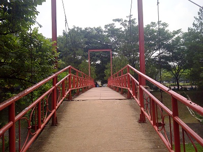 Jembatan Merah di Hutan BSD via Kabartangsel, Sejarah Taman Kota BSD, Lokasi Taman Kota BSD, Daya Tarik Taman Kota BSD, Fungsi Taman Kota BSD, Saran dan Tips Saat Berlibur di Taman Kota BSD
